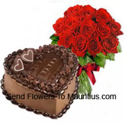 Grupo de 12 rosas vermelhas com complementos sazonais juntamente com 1 Kg de Bolo de Chocolate em forma de coração (Por favor, note que a entrega do bolo está disponível apenas para a região metropolitana de Manila. Quaisquer pedidos de entrega de bolo fora da região metropolitana de Manila serão substituídos por Bolo de Brownie de Chocolate sem creme ou o destinatário será oferecido um Voucher da Red Ribbon suficiente para comprar o mesmo bolo) (Por favor, note que a entrega do bolo está disponível apenas para a região metropolitana de Manila. Quaisquer pedidos de entrega de bolo fora da região metropolitana de Manila serão substituídos por Bolo de Brownie de Chocolate sem creme ou o destinatário será oferecido um Voucher da Red Ribbon suficiente para comprar o mesmo bolo)