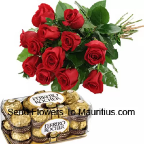 Bouquet aus 12 roten Rosen mit saisonaler Füllung, begleitet von einer Schachtel mit 16 Stück Ferrero Rocher
