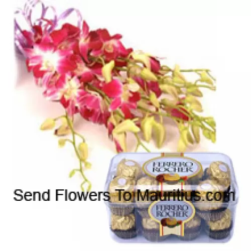 Mazzo di orchidee rosa con riempitivi stagionali insieme a 16 pezzi di Ferrero Rocher