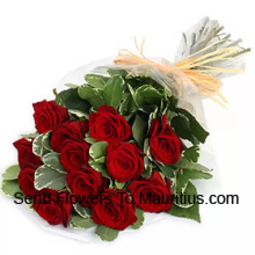 Ein wunderschöner Strauß aus 12 roten Rosen mit saisonalen Füllern