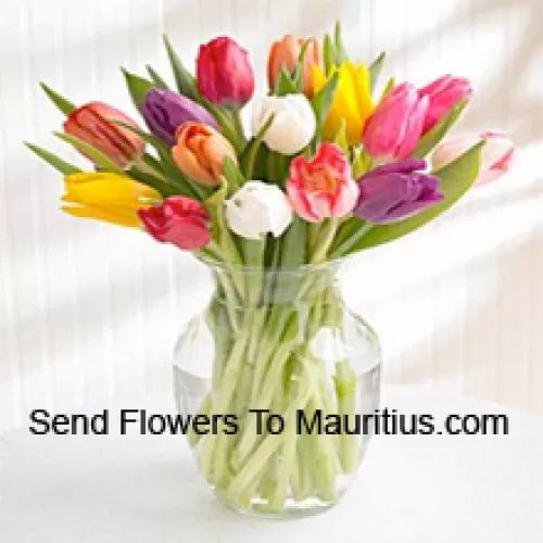 Bunte Tulpen in einer Glasvase - Bitte beachten Sie, dass im Falle der Nichtverfügbarkeit bestimmter saisonaler Blumen diese durch andere Blumen gleichen Wertes ersetzt werden.
