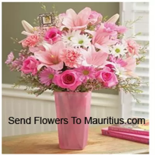 Rosa Rosen, rosa Nelken, rosa Gerbera, weiße Gerbera und rosa Lilien mit saisonalen Füllstoffen in einer Glasvase