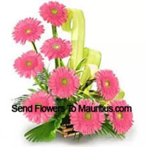 Mandje met 9 roze gerbera's met opvulling