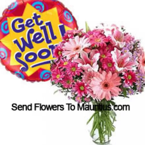 Fleurs assorties dans un vase et un ballon de bon rétablissement