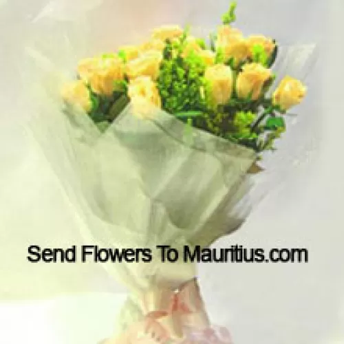 Bouquet de 12 roses jaunes avec des remplissages saisonniers
