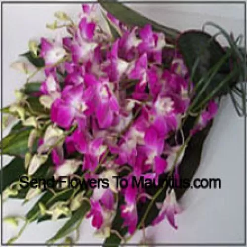 Mazzo di orchidee con riempitivi stagionali