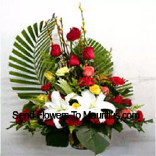 Mand met Assortiment Bloemen waaronder Lelies, Rozen en Anjers