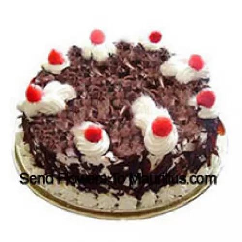 1/2 Kg (1.1 Lbs) Black Forest Cake (Houd er rekening mee dat taartbezorging alleen beschikbaar is voor de regio Metro Manila. Alle taartbestellingen buiten Metro Manila worden vervangen door Chocolate Brownie Cake zonder room of de ontvanger krijgt een Red Ribbon Voucher aangeboden om dezelfde taart te kopen)