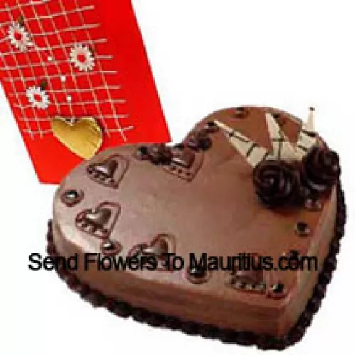 1 Kg (2,2 Lbs) Bolo de Chocolate em Formato de Coração com um Cartão de Saudações de Amor Grátis (Por favor, note que a entrega do bolo está disponível apenas para a Região Metropolitana de Manila. Quaisquer pedidos de entrega de bolo fora da Região Metropolitana de Manila serão substituídos por Bolo de Brownie de Chocolate sem creme ou o destinatário receberá um Voucher Red Ribbon suficiente para comprar o mesmo bolo)