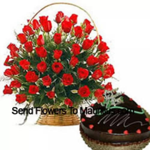 Um cesto com 50 rosas vermelhas com complementos sazonais e um bolo de trufa de chocolate em formato de coração de 1 kg (2,2 lbs) (Por favor, observe que a entrega do bolo só está disponível para a região metropolitana de Manila. Quaisquer pedidos de entrega de bolo fora da região metropolitana de Manila serão substituídos por um bolo de brownie de chocolate sem creme ou o destinatário será oferecido um voucher da Red Ribbon suficiente para comprar o mesmo bolo)