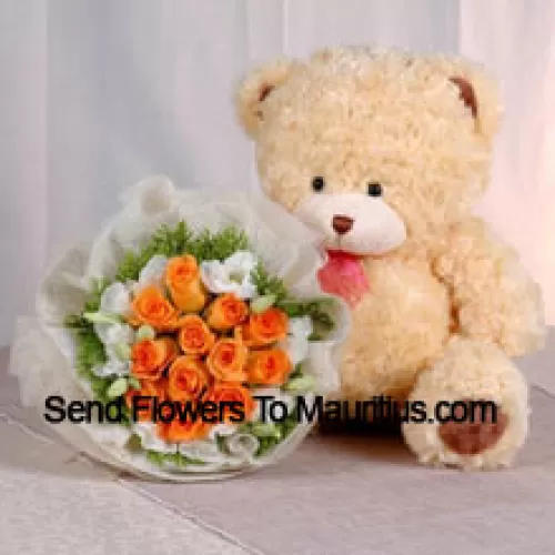 Bouquet aus 12 orangefarbenen Rosen und einem mittelgroßen niedlichen Teddybär