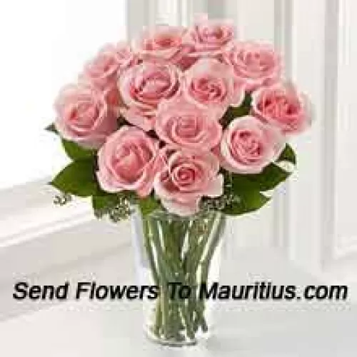 12 rosa Rosen mit etwas Farn in einer Vase