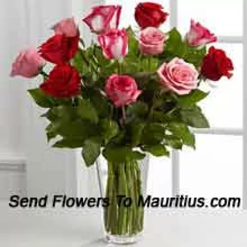 4 rote, 4 rosa und 4 zweifarbige Rosen mit saisonalen Füllern in einer Glasvase