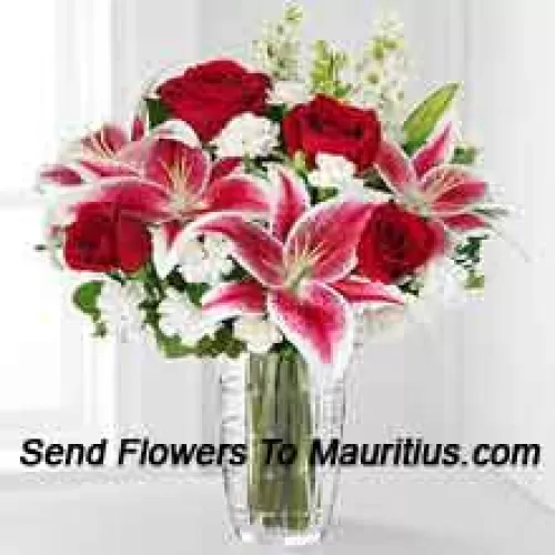 Rote Rosen, rosa Lilien mit verschiedenen weißen Blumen in einer Glasvase