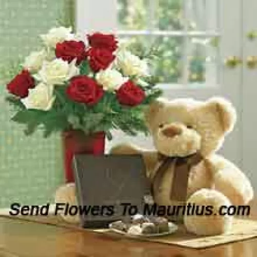 6 rote und 6 weiße Rosen mit etwas Farn in einer Vase, ein niedlicher hellbrauner 10-Zoll-Teddybär und eine Schachtel Schokolade