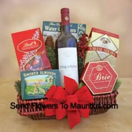 Deze prachtige geschenkmand bevat een fles Californische cabernet sauvignon, hartige gerookte amandelen, kaas, water crackers, knapperige kaasstengels en Lindt chocolade truffels. (Inhoud van de mand inclusief wijn kan variëren per seizoen en bezorglocatie. In geval van onbeschikbaarheid van een bepaald product zullen we het vervangen door een product van gelijke of hogere waarde)