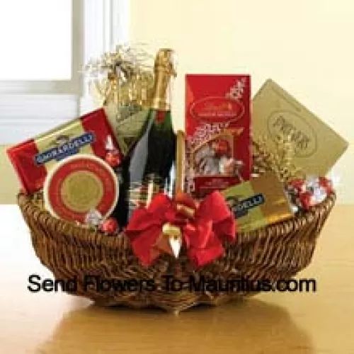 Questo cesto regalo include vino frizzante Domain Ste. Michele, assortimento di praline al cioccolato, 2 barrette di cioccolato classico Ghirardelli, crackers al sesamo tostato, formaggio gourmet e misto di frutta secca salata. (Il contenuto del cesto, compreso il vino, può variare a seconda della stagione e del luogo di consegna. In caso di indisponibilità di un certo prodotto, lo sostituiremo con un prodotto di valore uguale o superiore)