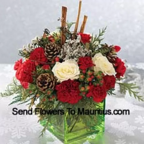 Invia questo bouquet dai colori festivi - rose bianche, garofani rossi e verdi natalizi - per esprimere i tuoi più felici auguri. Disposti in un cubo di vetro con stecche di cannella e pigne, è un regalo meraviglioso per chiunque sulla tua lista (Si prega di notare che ci riserviamo il diritto di sostituire qualsiasi prodotto con un prodotto idoneo di pari valore in caso di non disponibilità di un determinato prodotto)