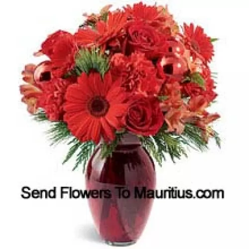 Um belo vaso de vidro vermelho para as férias contém uma variedade de flores vermelho vivo. Cravos, rosas, margaridas Gerbera e alstroemérias são decoradas com brilhantes enfeites de vidro vermelho e intercaladas com folhagens de Natal. Ótimo para presentear ou para manter para si mesmo! (Por favor, observe que reservamos o direito de substituir qualquer produto por um produto adequado de valor igual, em caso deindisponibilidade de um determinado produto)