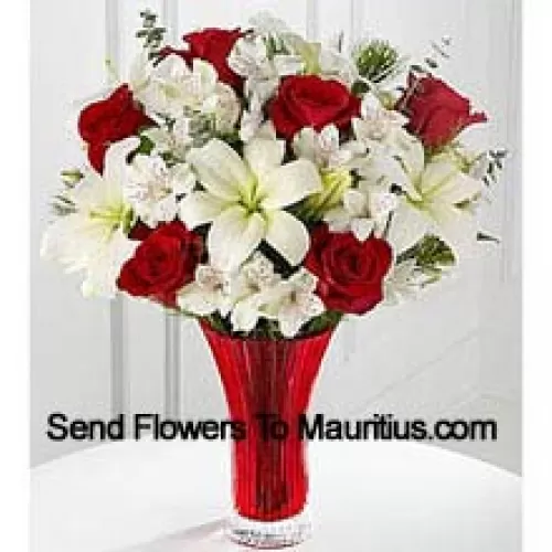 Questo bouquet è una splendida espressione di gioia ed eleganza natalizia. Le rose rosse spiccano su uno sfondo di gigli bianchi asiatici e gigli peruviani amorevolmente disposti in un vaso di vetro rosso per creare un bouquet di celebrazione stagionale. (Si prega di notare che ci riserviamo il diritto di sostituire qualsiasi prodotto con un prodotto adatto di pari valore in caso di non disponibilità di un certo prodotto)