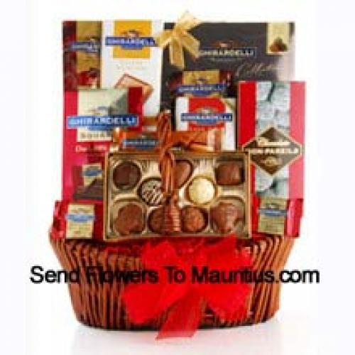 Mandje met Assortiment Chocolade en Snacks